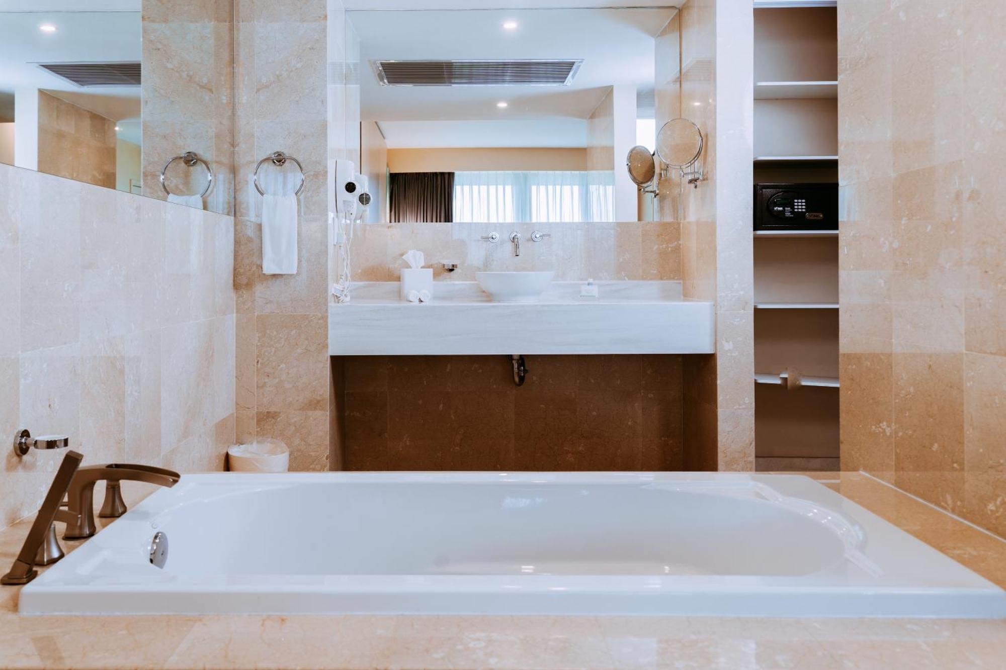 The Mill Resort And Suites Palm Beach Buitenkant foto
